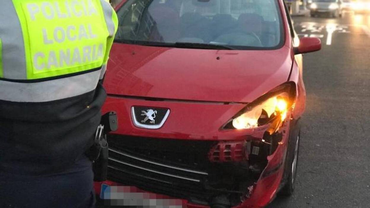 Un herido tras el choque de una guagua y un turismo