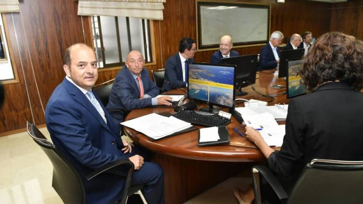 Endesa pide al Puerto que saque a concurso la planta de gas