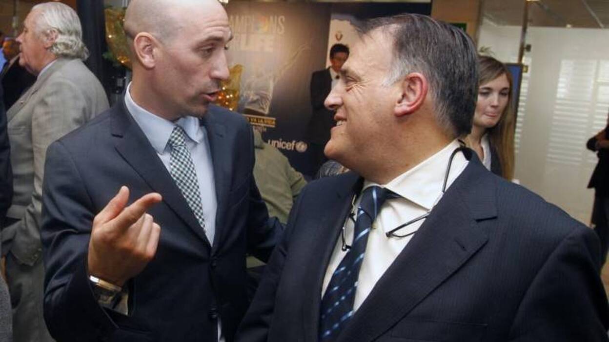 Refriega en las redes entre Tebas y Rubiales