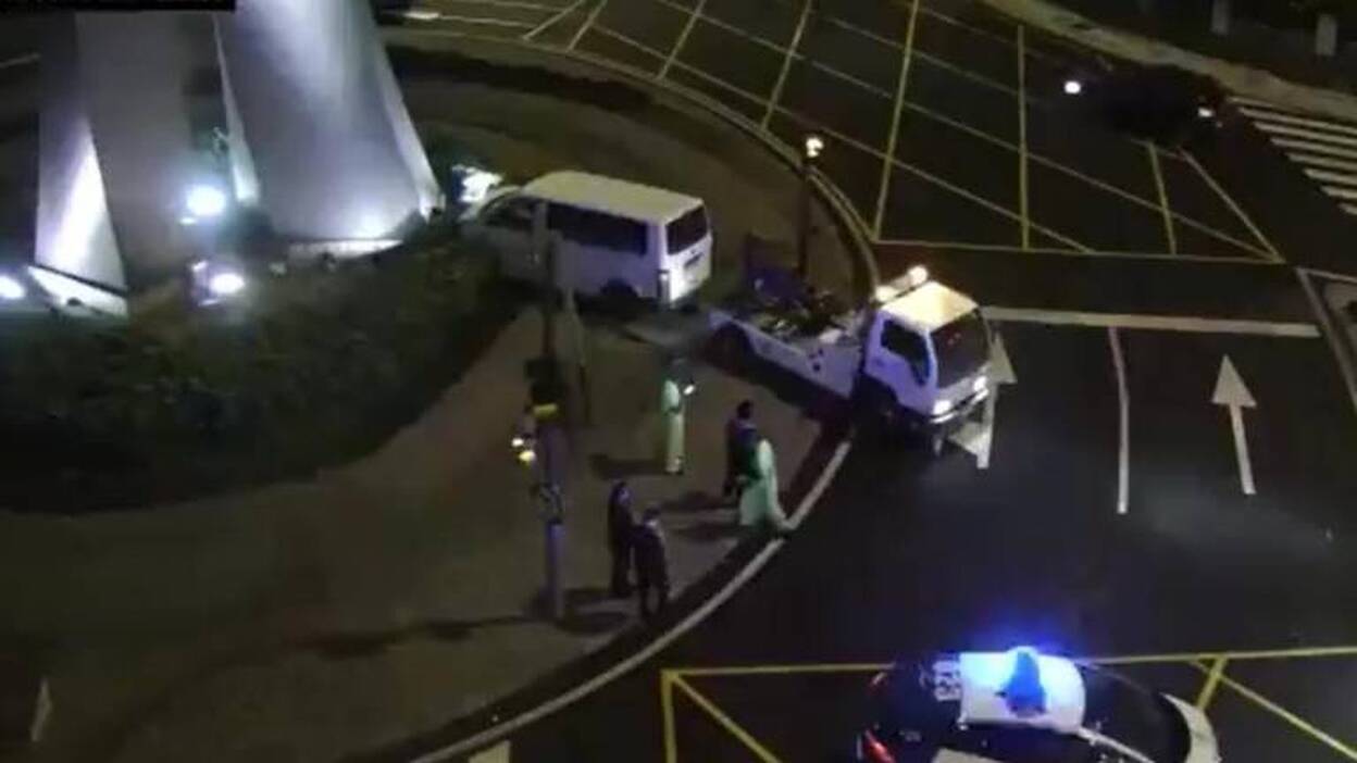 Pierde el control de su coche y lo deja empotrado en la rotonda de Torre Las Palmas