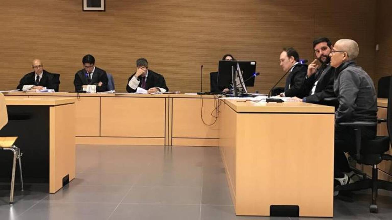 Lo acuchilló solo para defenderse de los martillazos