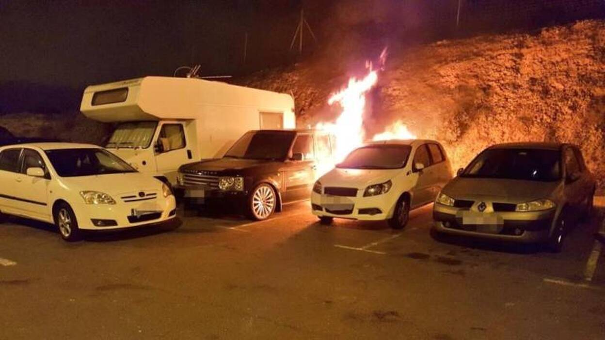 Arden varios vehículos en La Paterna