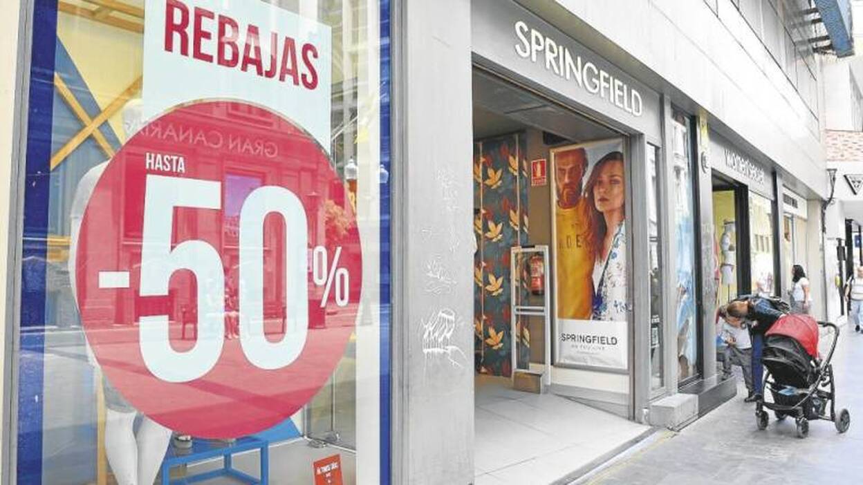 La caída de las ventas pone en «alerta» a los comercios canarios