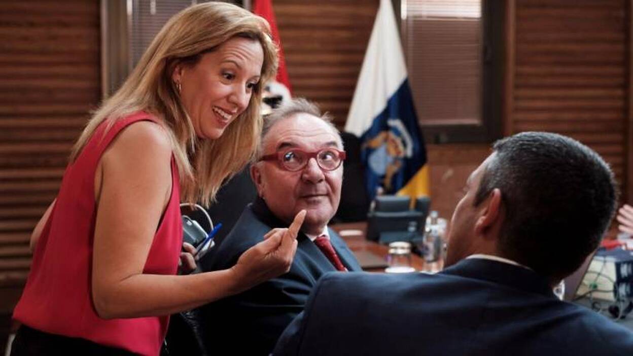 Dávila acusa al PSOE canario de entorpecer al Gobierno con los convenios