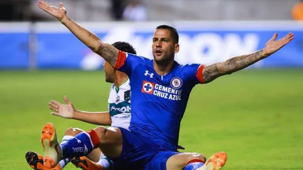 Edgar Méndez, con la camiseta de la Máquina Cementera, actual líder de la Liga MX. / Fútbol Total.