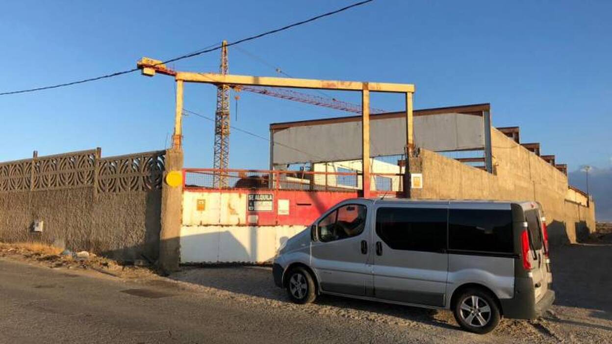 Fuego en una nave cerca del aeropuerto