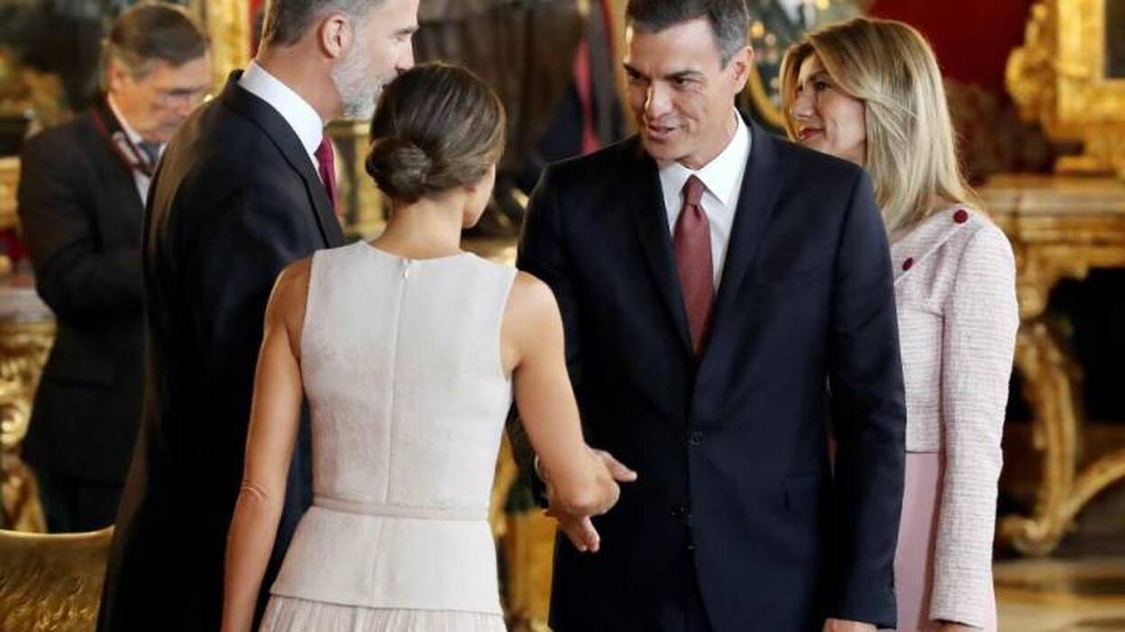 Un malentendido de protocolo provoca un lapsus de Sánchez y los reyes