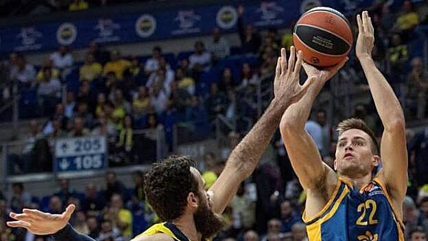 El alero italiano del Fenerbahce, ''Gigi'' Datome (d) intenta taponar al alero español del Herbalife Gran Canaria, Xavi Rabaseda (d), durante un encuentro perteneciente a la fase de grupos de la Euroliga disputado en Estambul. / Efe.