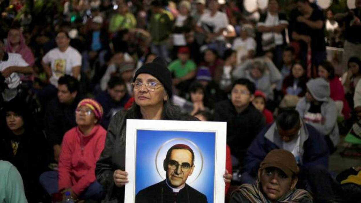 Los salvadoreños cumplen su sueño de venerar por primera vez a "San Romero"