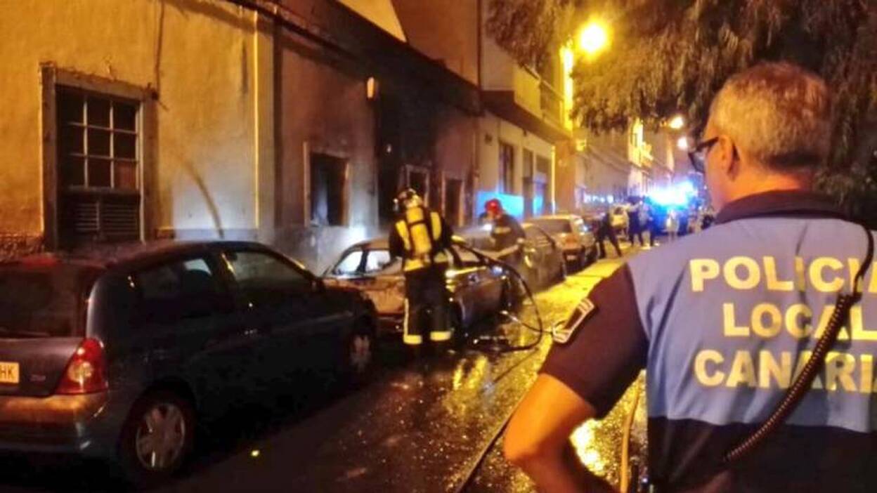 Una casa y varios coches afectados por el fuego