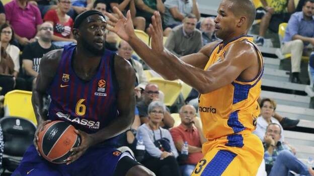 Singleton (Barcelona) intenta progresar ante Báez (Herbalife). El juego interior echó humo esta noche en el Gran Canaria Arena. / Efe.