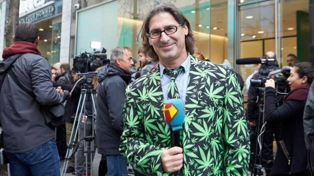 Un reportero viste una chaqueta y corbata con hojas de marihuana en Montreal (Canadá). / Efe.
