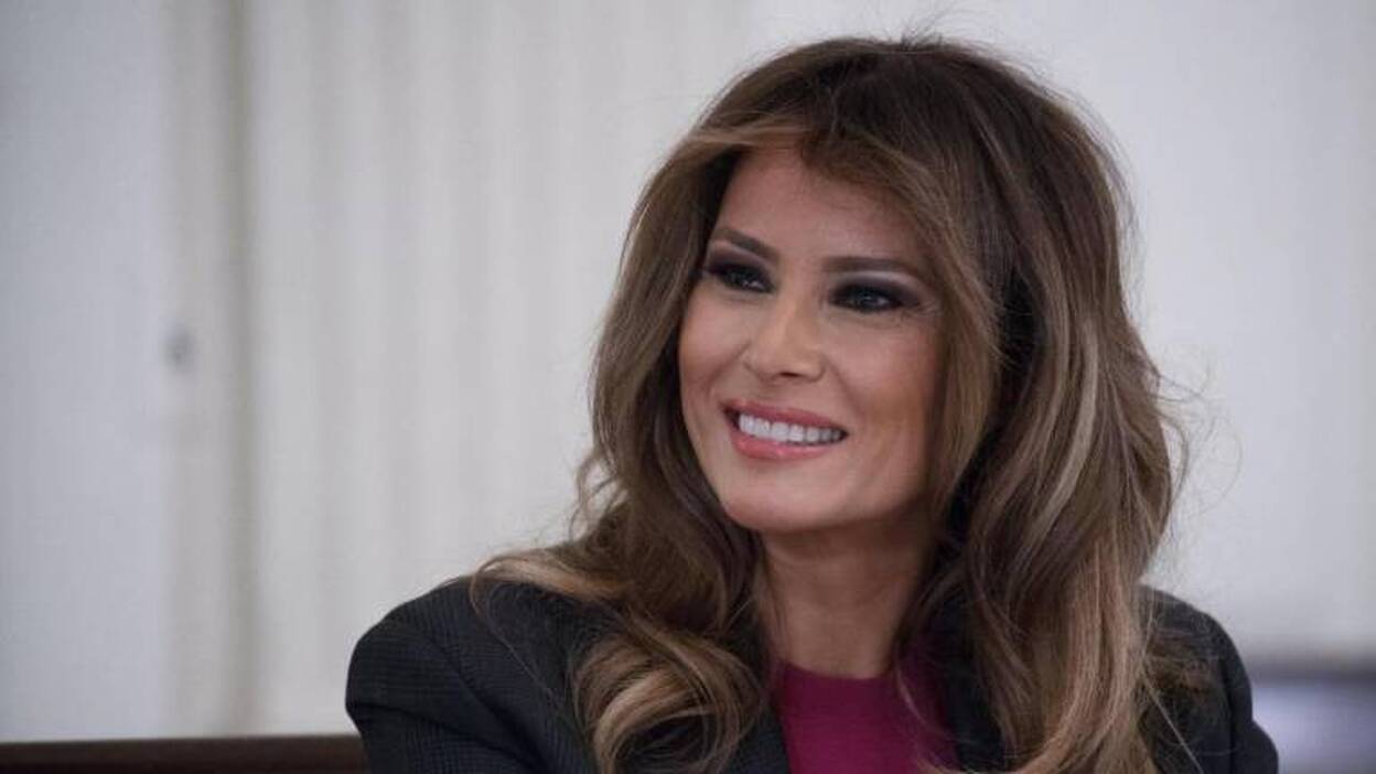 El avión en el que iba Melania Trump, obligado a aterrizar por humo en cabina