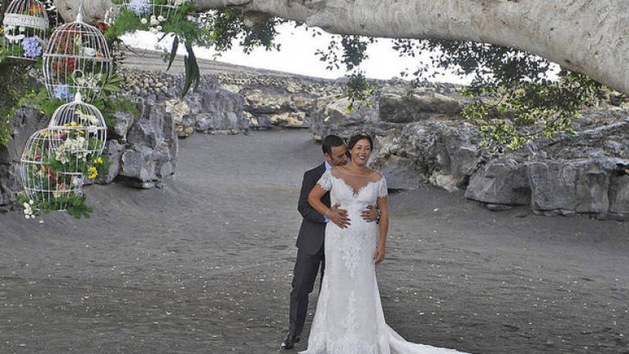 La presidenta del PP, Ástrid Pérez, se casa con Antonio Cárdenas