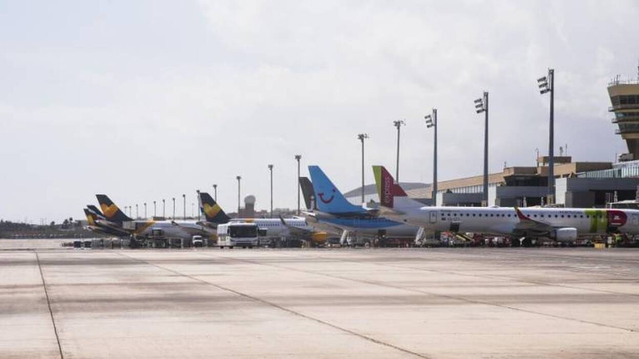 Detenidos al intentar volar con pasaportes falsos