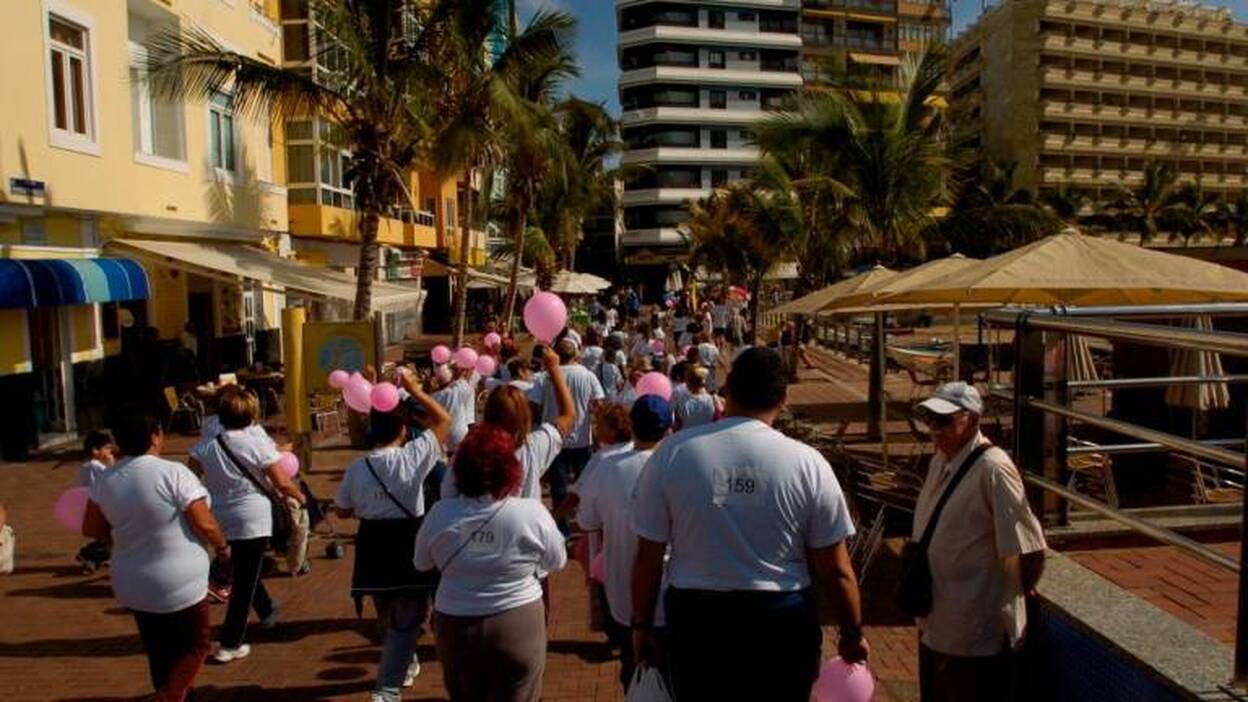 La asociación del cáncer de mama anima a participar en la marea rosa del domingo