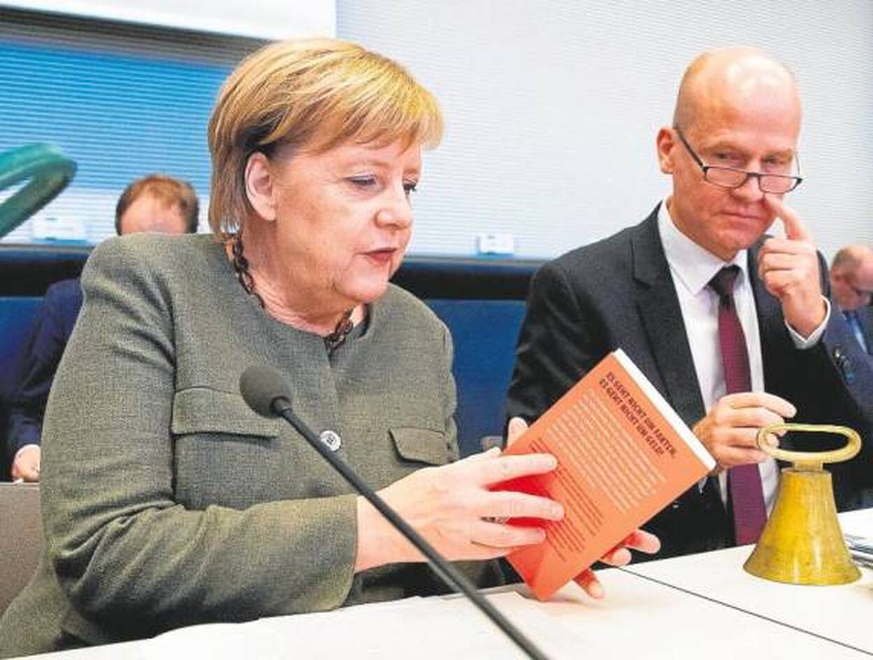 Merkel trata de organizar una sucesión controlada pese a los amagos de intriga