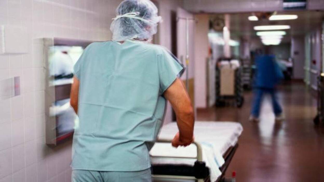 Celadores, pinches y auxiliares piden la jubilación anticipada