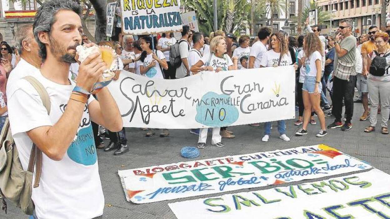 Podemos lleva al Parlamento Europeo el macromuelle