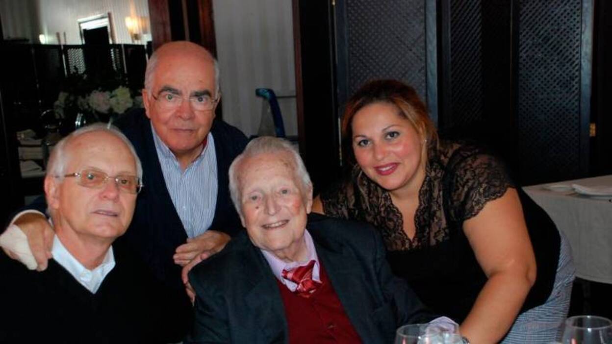 Fiesta sorpresa, 90 cumpleaños de Tatín Jaén en el Churchill