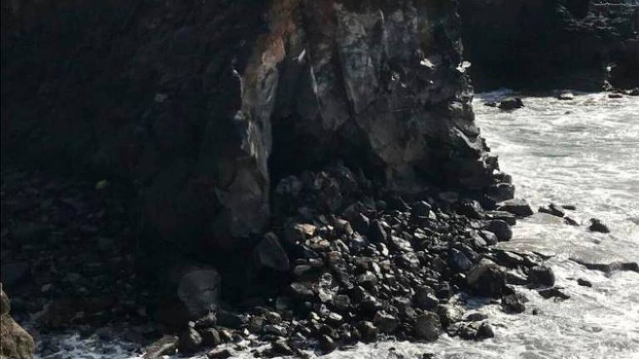 Cierran parte del paseo de Las Canteras por un desprendimiento