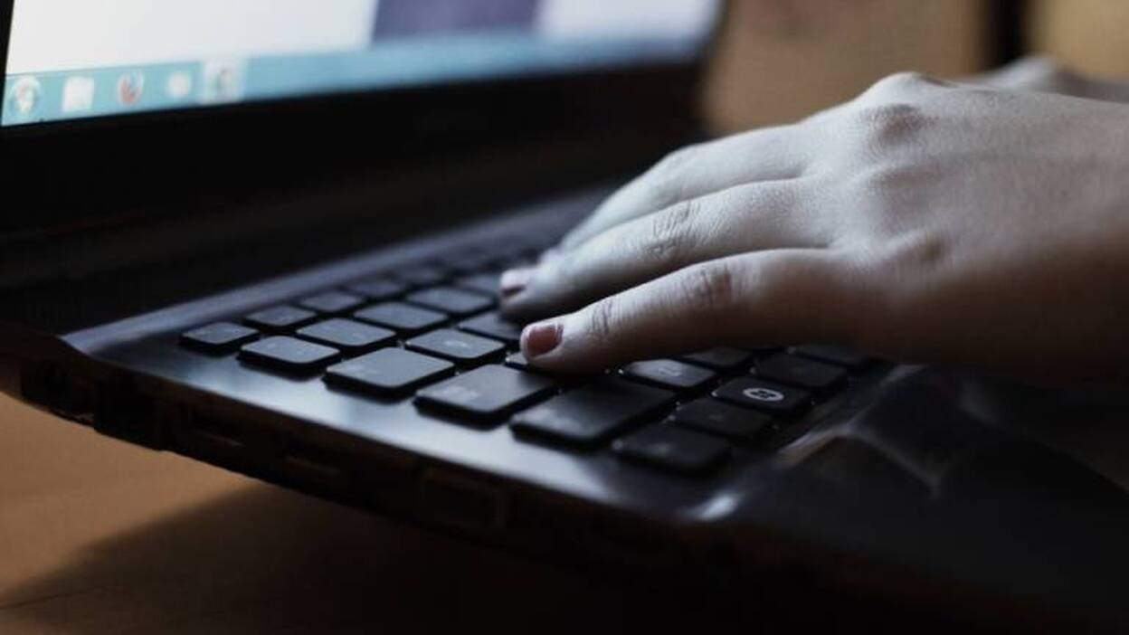 Detenida por crear un perfil de contactos para adultos con los datos de una amiga
