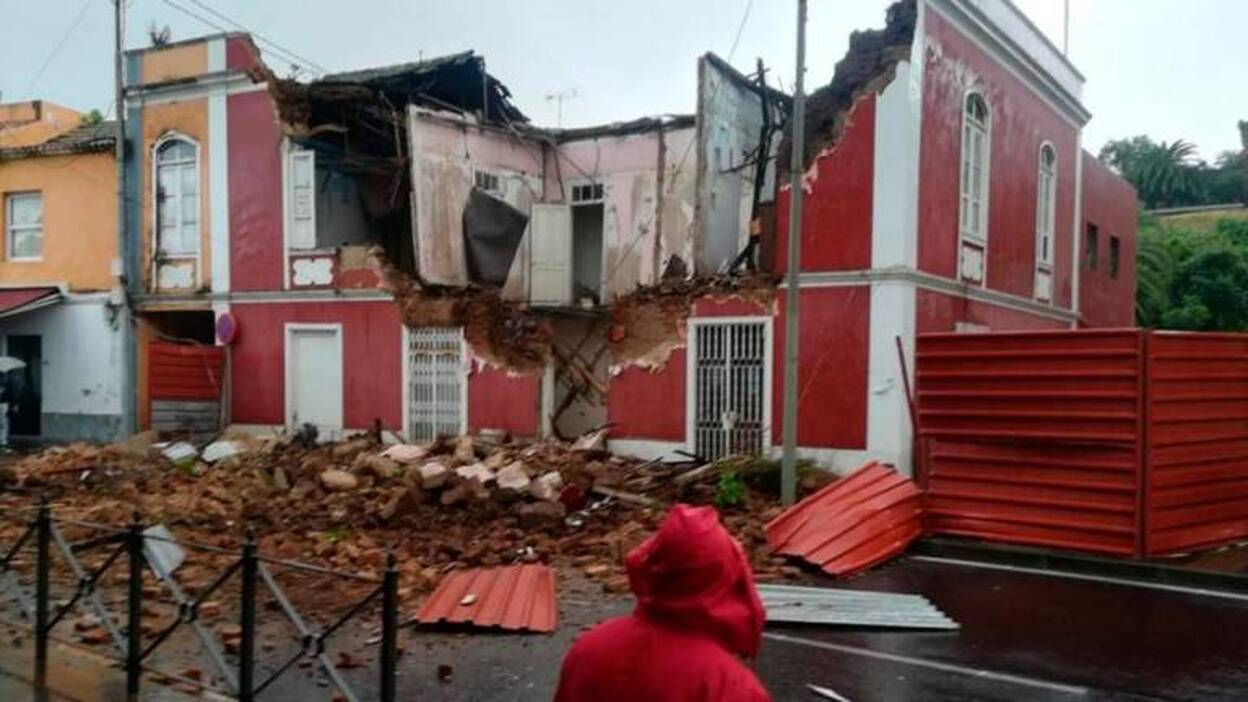 Una casa antigua se derrumba en Tacoronte