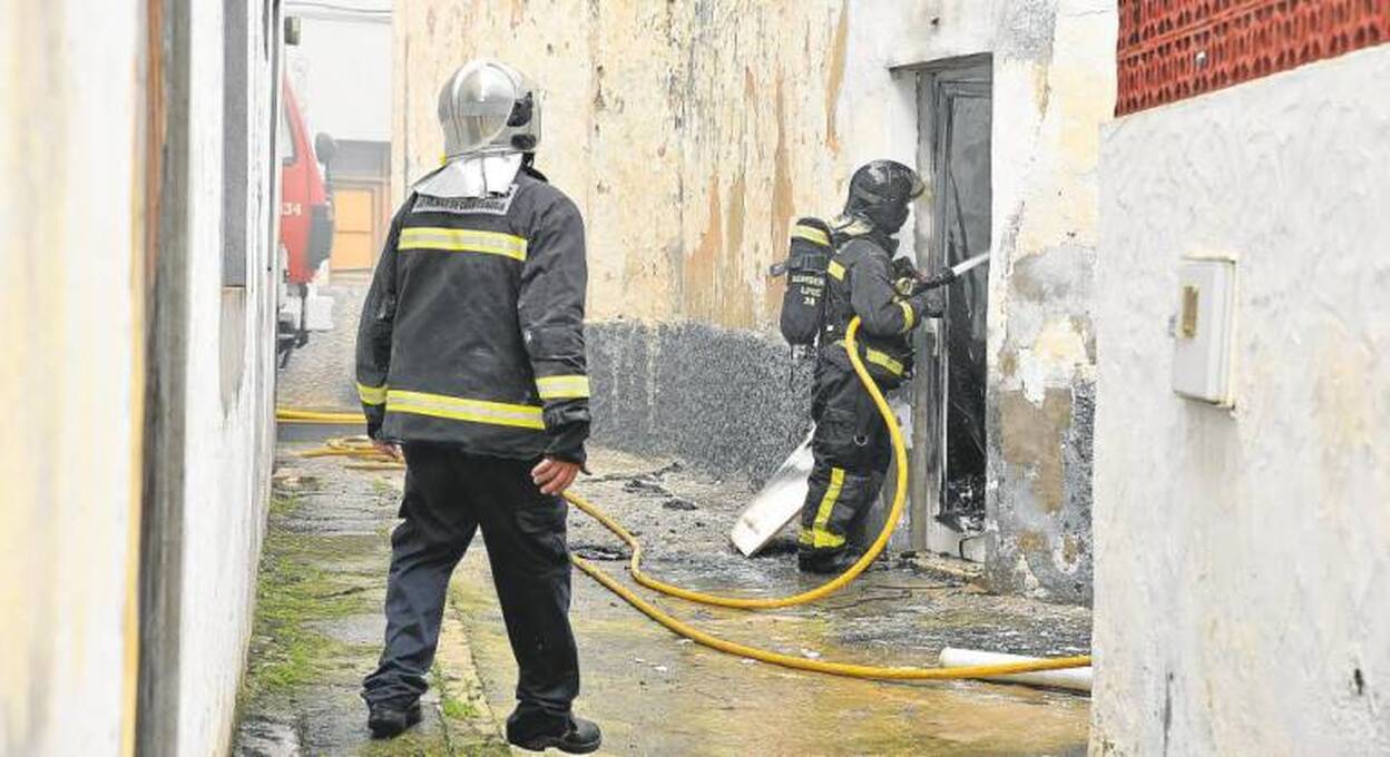 Un incendio arrasa por completo una vivienda en San Lorenzo
