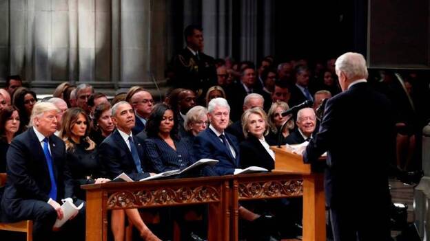 Trump saluda a Obama, pero no a Hillary Clinton, en el funeral de Bush