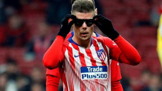 El defensa del Atlético de Madrid, Francisco Montero durante el partido de vuelta de los dieciseisavos de final de la Copa del Rey que disputan ante el Sant Andreu en el Metropolitano. / Efe.