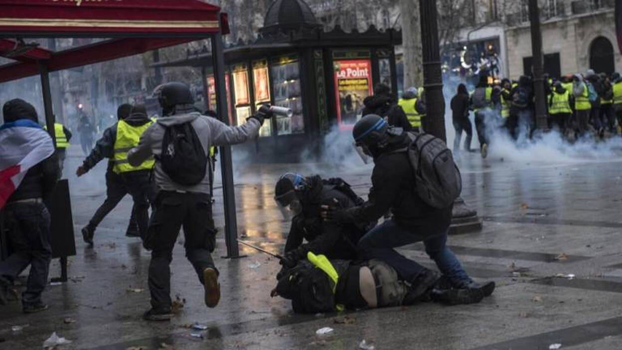 Macron escenifica una concertación para ponerse en primera línea de la crisis