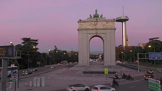 Greenpeace exige a Sánchez el fin de la venta de armas con un meme gigante