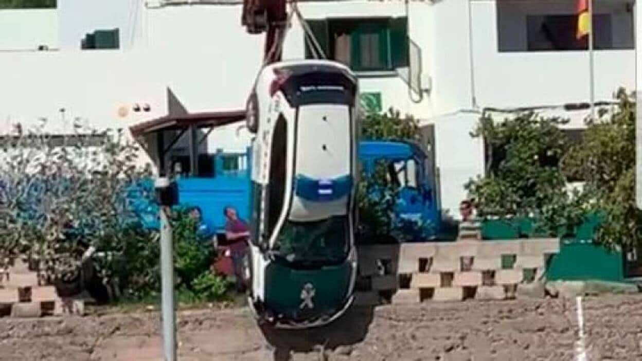 Se precipita un coche de la Guardia Civil a un invernadero en La Aldea