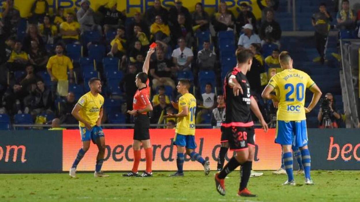 El árbitro pidió disculpas por el error y Las Palmas recurrirá la expulsión