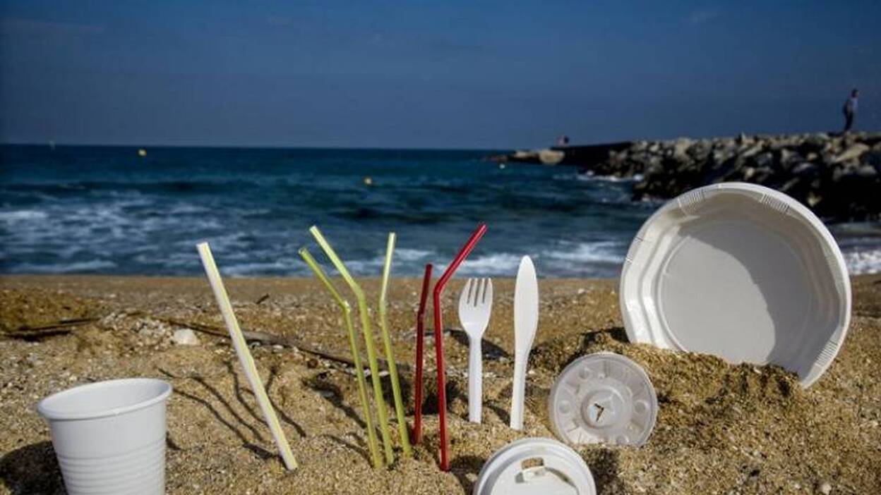 La UE prohibirá en 2021 los cubiertos, platos, bastoncillos y pajitas de plástico