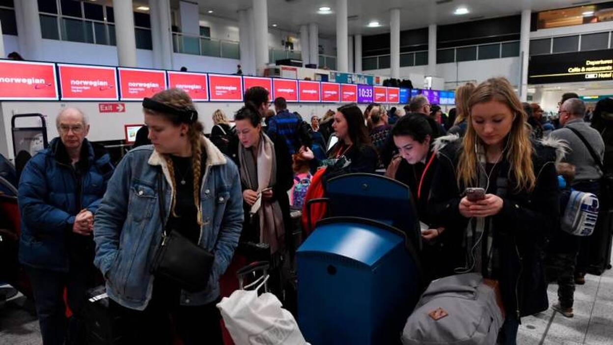 El aeropuerto de Gatwick vuelve a suspender su actividad por otro dron