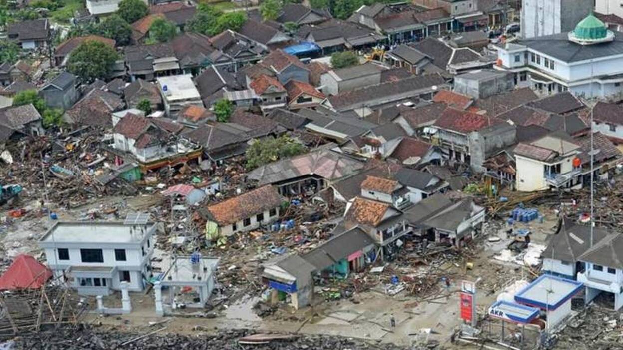 Los muertos por el tsunami de Indonesia superan ya los 400