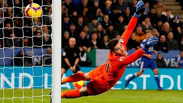 Ederson encaja un gol con el Manchester City. Los citizens han sumado este miércoles otra inesperada derrota en su visita al Leicester City (2-1). / Efe.