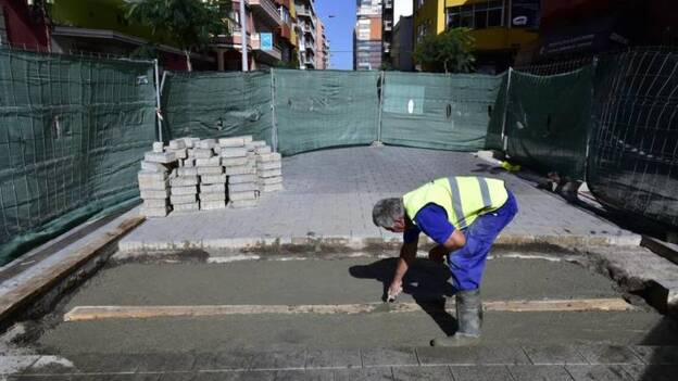 La calle Galicia, cerrada al tráfico por problemas con los adoquines