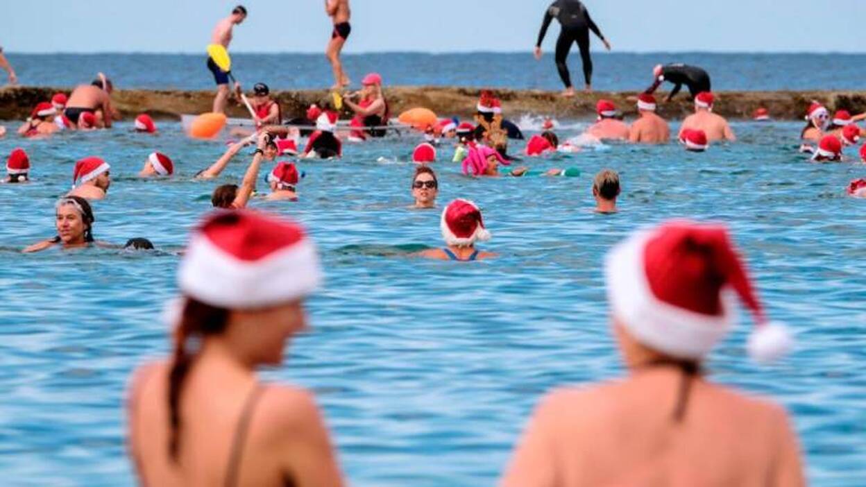 Bañistas de Las Canteras cruzan hasta La Barra ataviados como Papá Noel