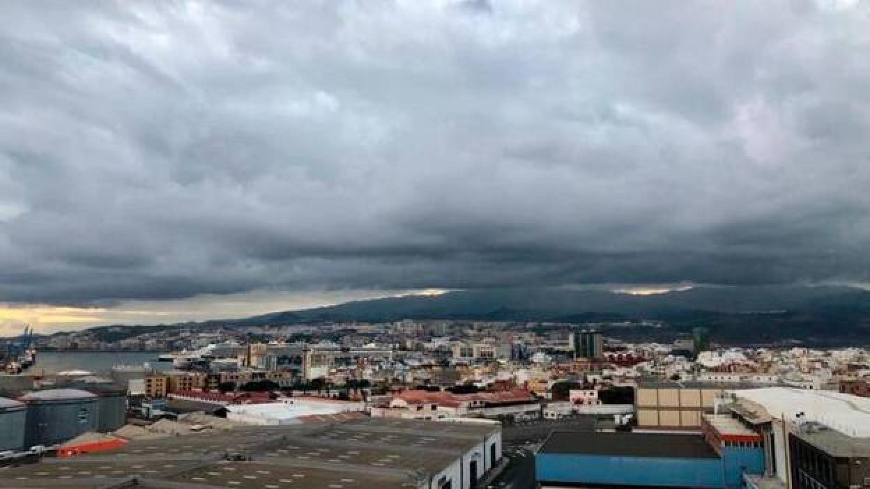Domingo con nubes y ligeras lluvias en las islas orientales
