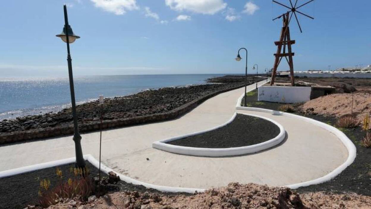 La nueva playa de Costa Teguise continúa pendiente del permiso