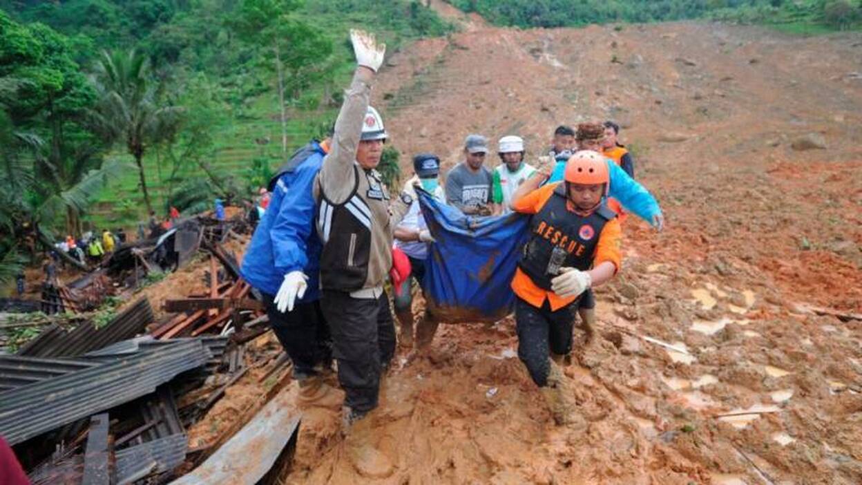 Al menos 9 muertos y 34 desaparecidos tras un corrimiento de tierra en Indonesia