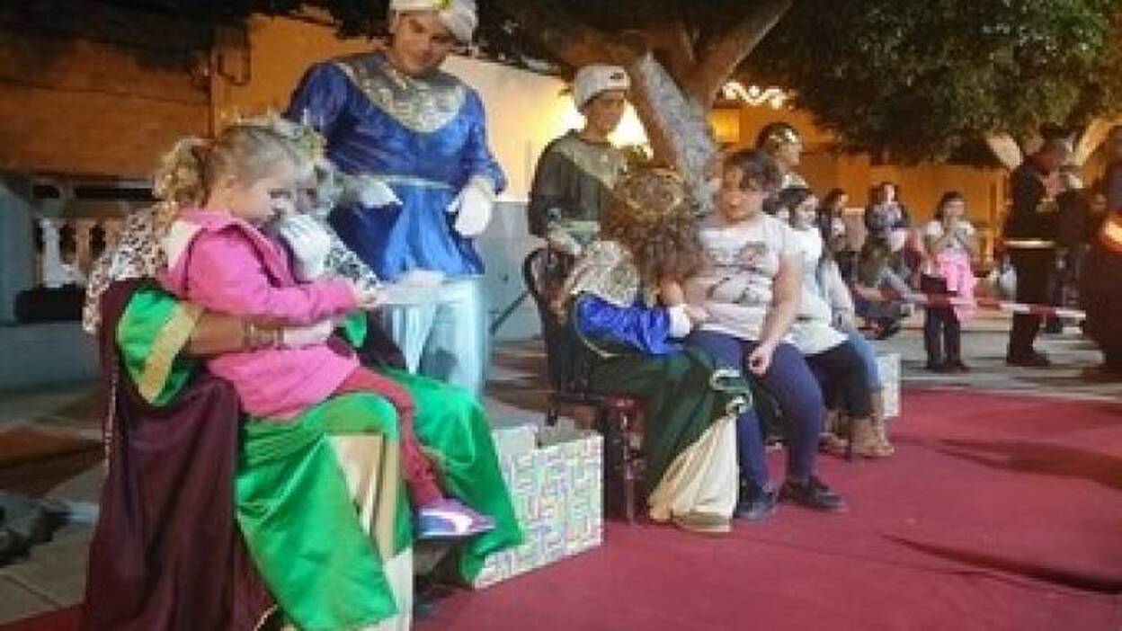 Los Reyes Magos de Oriente se pasean por la isla