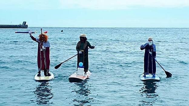 Los Reyes Magos practican paddle surf en Arinaga