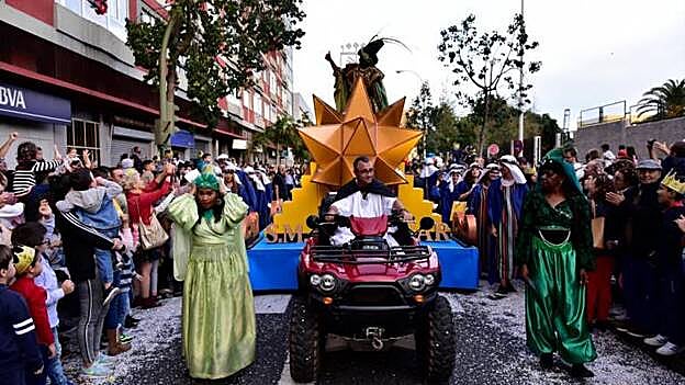 La cabalgata de la capital grancanaria fue criticado por una parte de la ciudadanía por no echarse mano de los clásicos camellos para los Reyes... pero también fue vilipendiada por el otro lado de la balanza, al emplearse al final de la expedición sin llevar carga. En cualquier contexto, el ayuntamiento salía perdiendo. / Arcadio Suárez.