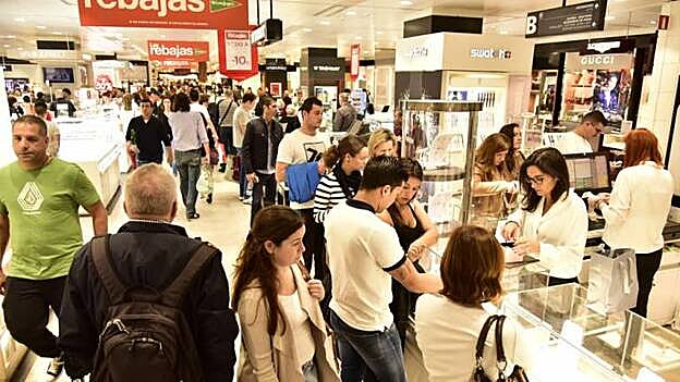 Las rebajas arrancan con largas colas y atascos