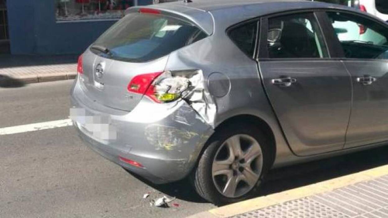 Siete heridos tras colisionar un coche con una guagua