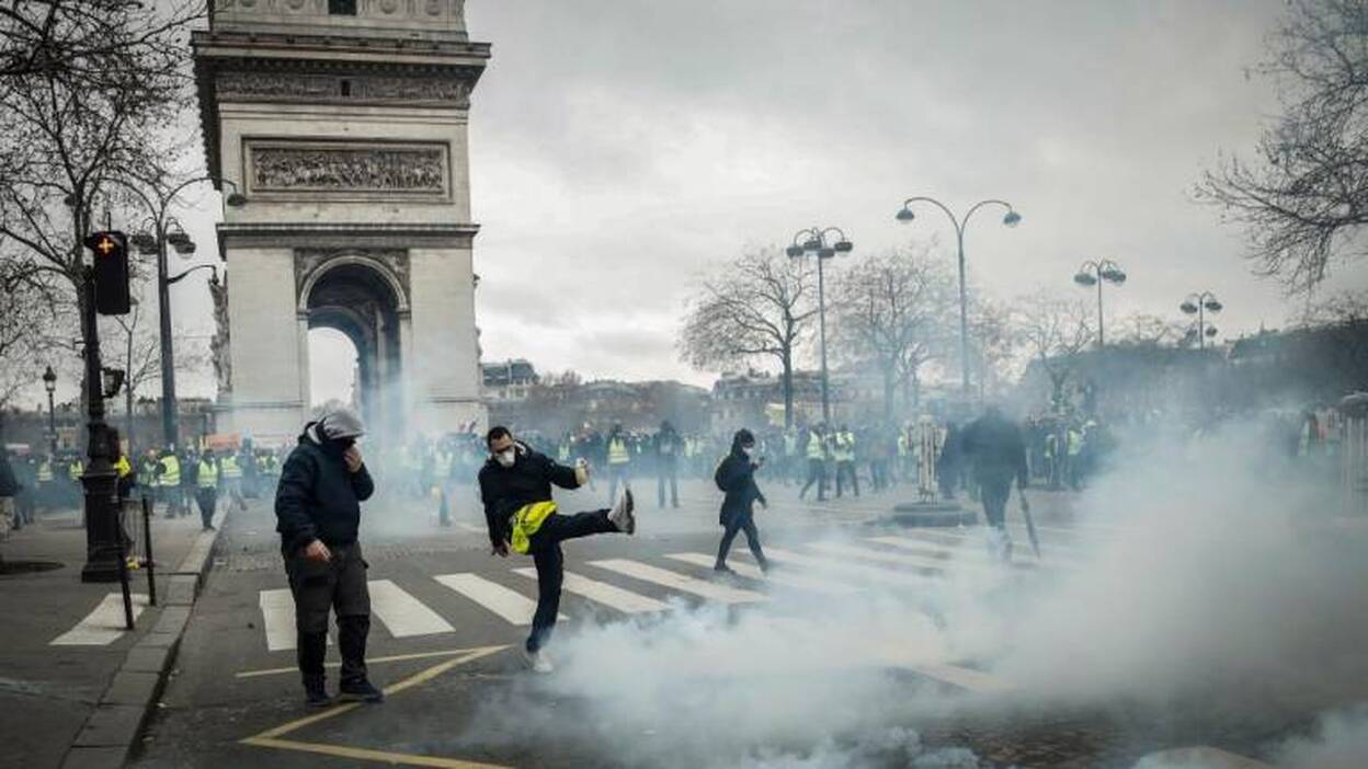 Los "chalecos amarillos" redoblan su pulso con protestas más numerosas