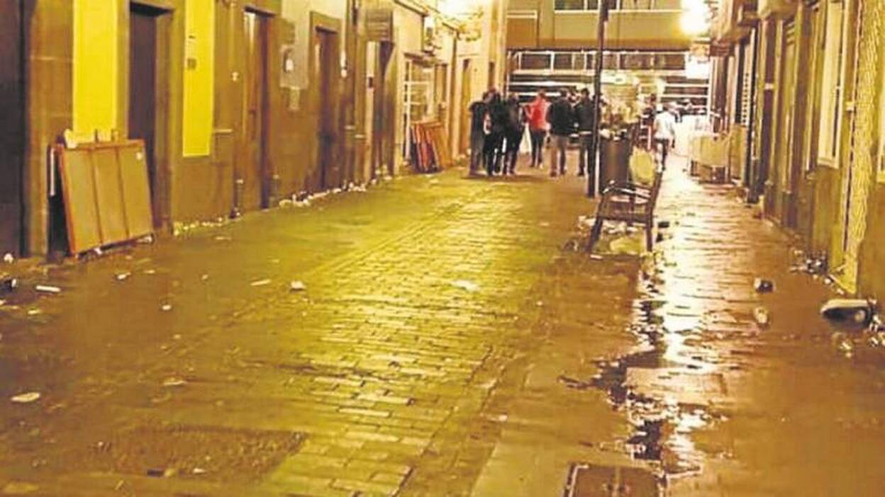 Vecinos de Triana denuncian daños y amenazas tras sus críticas a las fiestas
